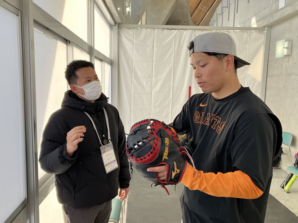 大城卓三 選手に今シーズンのキャッチャーミットを納品！大城選手の