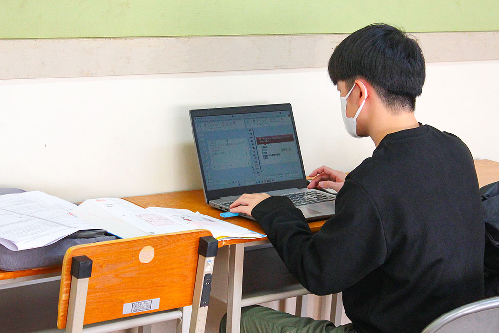 imwc_1's tweet image. 2/24の理学療法士国家試験まであと10日となり、理学療法学科3年生の国試勉強もラストスパート!
3年生の邪魔にならないように、こっそーり、勉強風景を覗いてみました。

みんなすごく集中してますね！

試験まで残りわずかですが、最後まで全力で頑張りましょう！結果は必ず付いてきます！