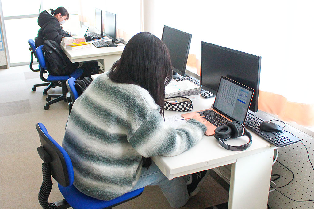 imwc_1's tweet image. 2/24の理学療法士国家試験まであと10日となり、理学療法学科3年生の国試勉強もラストスパート!
3年生の邪魔にならないように、こっそーり、勉強風景を覗いてみました。

みんなすごく集中してますね！

試験まで残りわずかですが、最後まで全力で頑張りましょう！結果は必ず付いてきます！