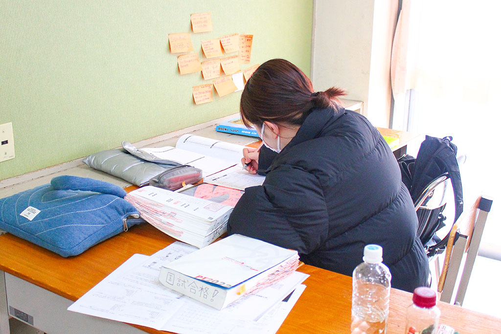 imwc_1's tweet image. 2/24の理学療法士国家試験まであと10日となり、理学療法学科3年生の国試勉強もラストスパート!
3年生の邪魔にならないように、こっそーり、勉強風景を覗いてみました。

みんなすごく集中してますね！

試験まで残りわずかですが、最後まで全力で頑張りましょう！結果は必ず付いてきます！