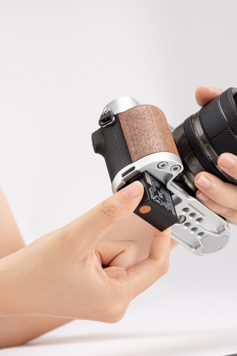 FotoproOfficial's tweet image. ✨QAL-XT50 L-Bracket for FUJIFILM X-T50 provides you with a comfortable grip.
With no obstructions in front of the camera, ensures smooth, uninterrupted operation when shooting. 📸

Explore more 👇
fotopro.com/product/qal-xt…
#Fotopro #Lbracket #fujifilmxt50 #camerasetup #cameratgear