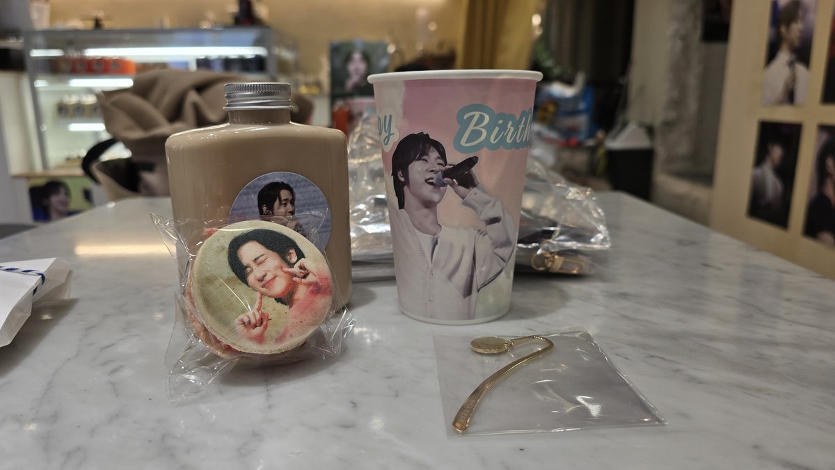 갤러리 같은 카페💛
현우의 고트한 사진을 볼수있고 마카롱이 맛있어용
선착특전 각인 책갈피도 반짝반짝 예뻐요
#유난히_푸른날_현우생일을축하해
#볼라레_현우
#노현우 #리베란테 #ROHHYUNWOO