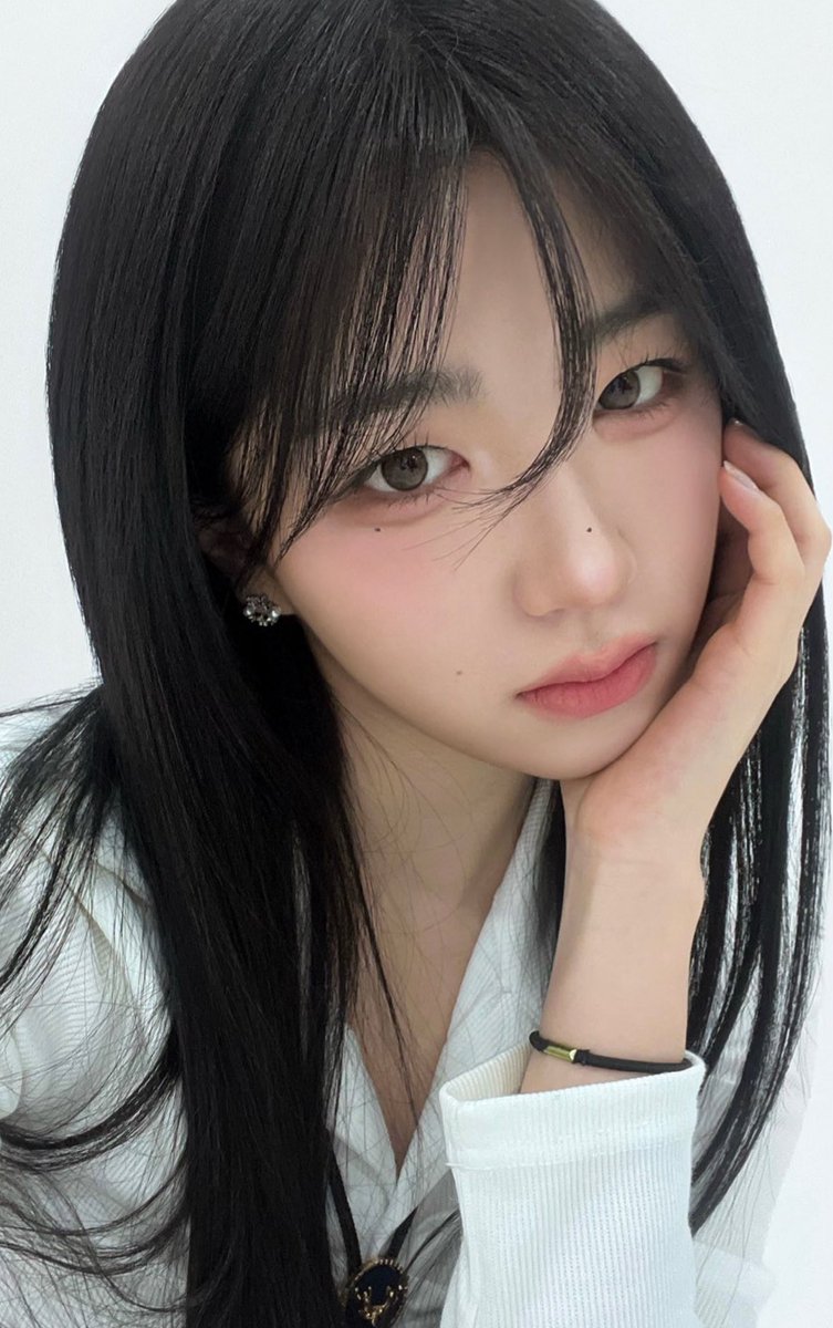 이거진심 옆에개못생긴 짝대기만 아녔어도..
다른여느아이돌처럼 일반종이셀포로 나왔으면
매물도존나없어서 시세5억할거같이생김