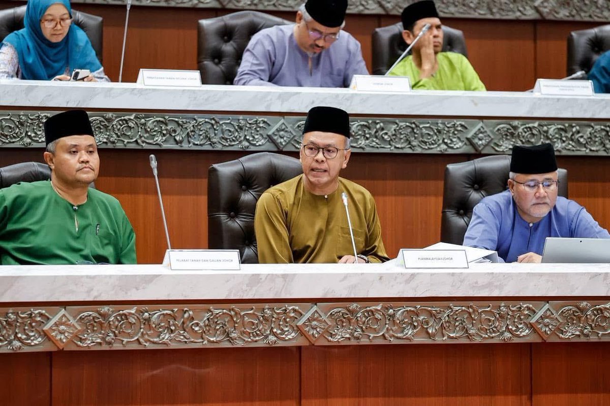 Syukur Alhamdulillah, tiga polisi penting mengenai kelestarian alam sekitar telah dipersetujui semasa Majlis Pembangunan Hijau Negeri Johor Bil.1/2025 di Kota Iskandar.

Tiga polisi yang telah dipersetujui oleh ahli-ahli mesyuarat adalah seperti berikut:-

1. Polisi Tenaga Boleh