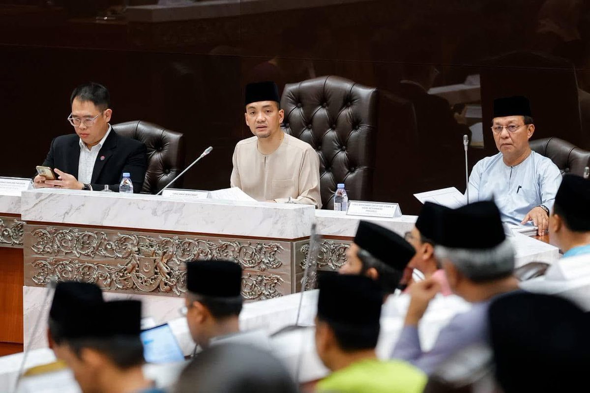 onnhafiz's tweet photo. Syukur Alhamdulillah, tiga polisi penting mengenai kelestarian alam sekitar telah dipersetujui semasa Majlis Pembangunan Hijau Negeri Johor Bil.1/2025 di Kota Iskandar.

Tiga polisi yang telah dipersetujui oleh ahli-ahli mesyuarat adalah seperti berikut:-

1. Polisi Tenaga Boleh Baharu Johor 2030 dan Garis Panduan Perancangan dan Pembangunan Tenaga Boleh Baharu Johor yang memberi fokus kepada pemerkasaan tenaga solar sebagai sumber tenaga utama untuk masa depan yang lebih bersih.
2. Polisi Pengangkutan Hijau Negeri Johor dan Garis Panduan Perancangan dan Pembangunan Petak Pengecasan Kenderaan Elektrik (EVCB) dengan memperkenalkan langkah-langkah untuk mobiliti hijau melalui penggunaan kenderaan elektrik dan pembangunan infrastruktur pengecasan yang lebih baik.
3. Polisi Perubahan Iklim (Mitigasi Banjir) Johor 2030 dan Garis Panduan Sistem Amaran Awal Banjir. Tindakan bersepadu dalam menghadapi cabaran perubahan iklim dan meningkatkan kesiapsiagaan banjir di negeri Johor.

Kerjasama semua pihak amat penting, terutamanya pihak PBT, pemaju, dan agensi-agensi kerajaan. Saya juga memohon agar status Gerak Kerja Jawatankuasa Kerja Majlis Pembangunan Hijau Negeri Johor dikemas kini, supaya kita dapat bergerak seiring dan memastikan segala dasar yang dirancang serta penambahbaikan yang diperlukan dapat disegerakan dan dibentangkan dalam mesyuarat akan datang.

Saya berharap agar hasil perbincangan dalam Mesyuarat Majlis Pembangunan Hijau Negeri Johor Bil.1/2025 ini dapat dilaksanakan dengan segera demi mencapai visi hijau Johor 2030. Insya-Allah.

Allah Peliharakan Sultan 
Allah Berkati Johor 

#BangsaJohor #MajuJohor #JohorBersih #JohorSelamat #XtifJohor