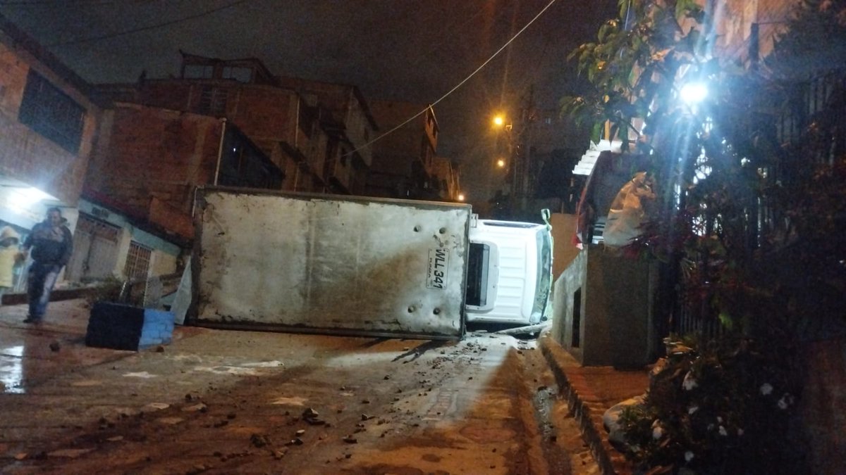 Me entregan imágenes de un volcamiento de un camión que perdió el control en el sector de Casa Loma en la comuna 4 a esta hora no se ha presentado los bomberos ni de Bogota ni de Soacha. <a href="/BomberosBogota/">Bomberos Oficiales de Bogotá</a> <a href="/Alcaldia_Soacha/">Alcaldía de Soacha</a> <a href="/JulianPericoJr/">Julián Sánchez Perico Jr</a> <a href="/periodispublico/">Periodismo Público</a> <a href="/CundinamarcaGob/">Gobernación de Cundinamarca</a>