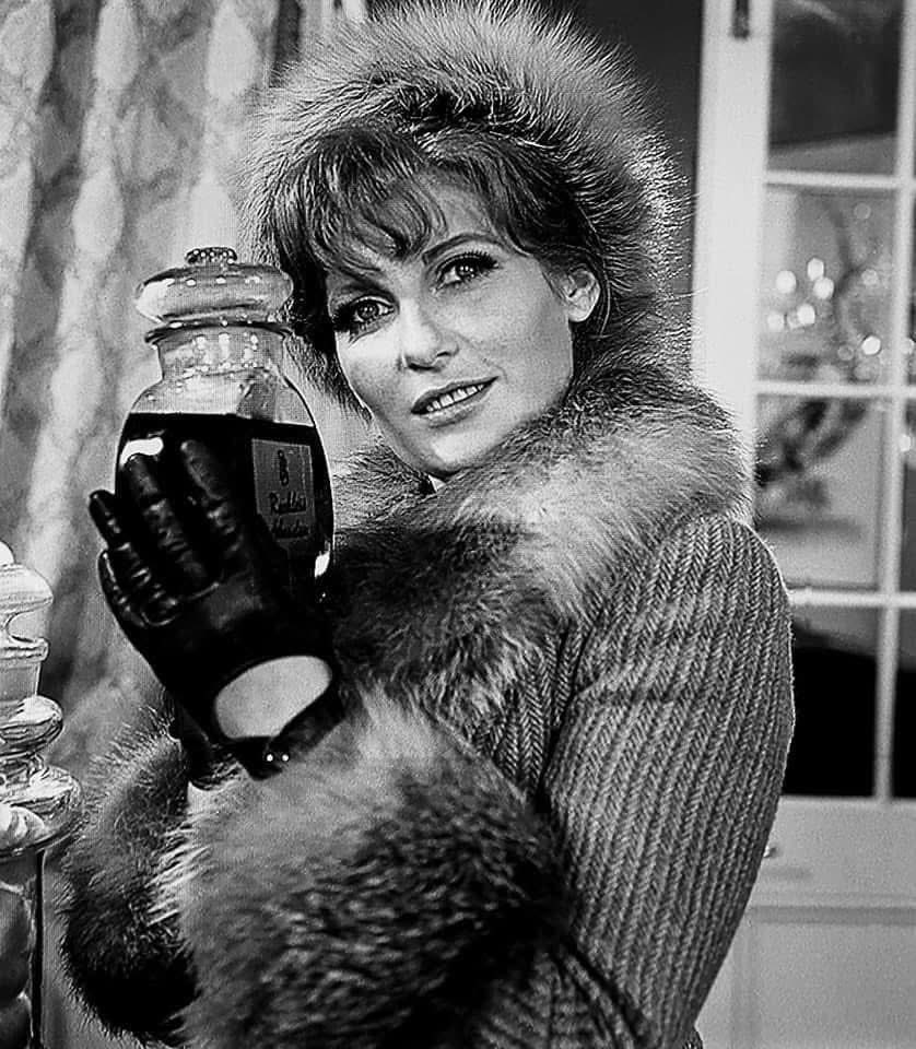 TimeLordDrew61's tweet photo. Veronica Strong gives an incredible performance in The Avengers Series 6 Story “Love All ” by Jeremy Burnham. Directed by Peter Sykes .#PatrickMacnee #LindaThorson #PatrickNewell #VeronicaStrong #TerrenceAlexander #PatsyRowlands #TheAvengers https://t.co/WBoLbTFIIz