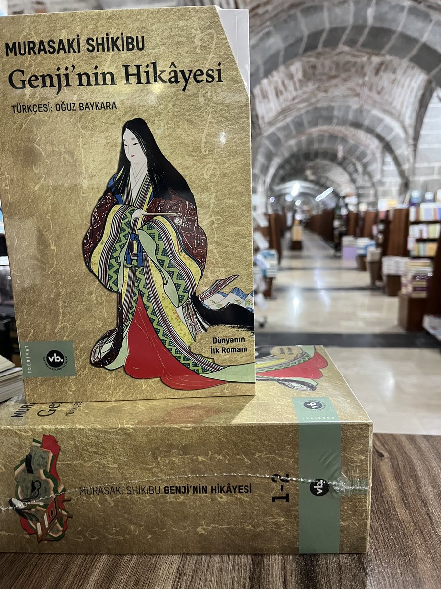 Dünyanın ilk romanı… Genji’nin Hikâyesi, üç kuşak boyu süren ve bir yüzyılın neredeyse dörtte üçünü kapsayan, yaklaşık 450 aktörün sahneye çıktığı ve dünya edebiyatının kurgu alanında öncü kabul ettiği bir başyapıttır.