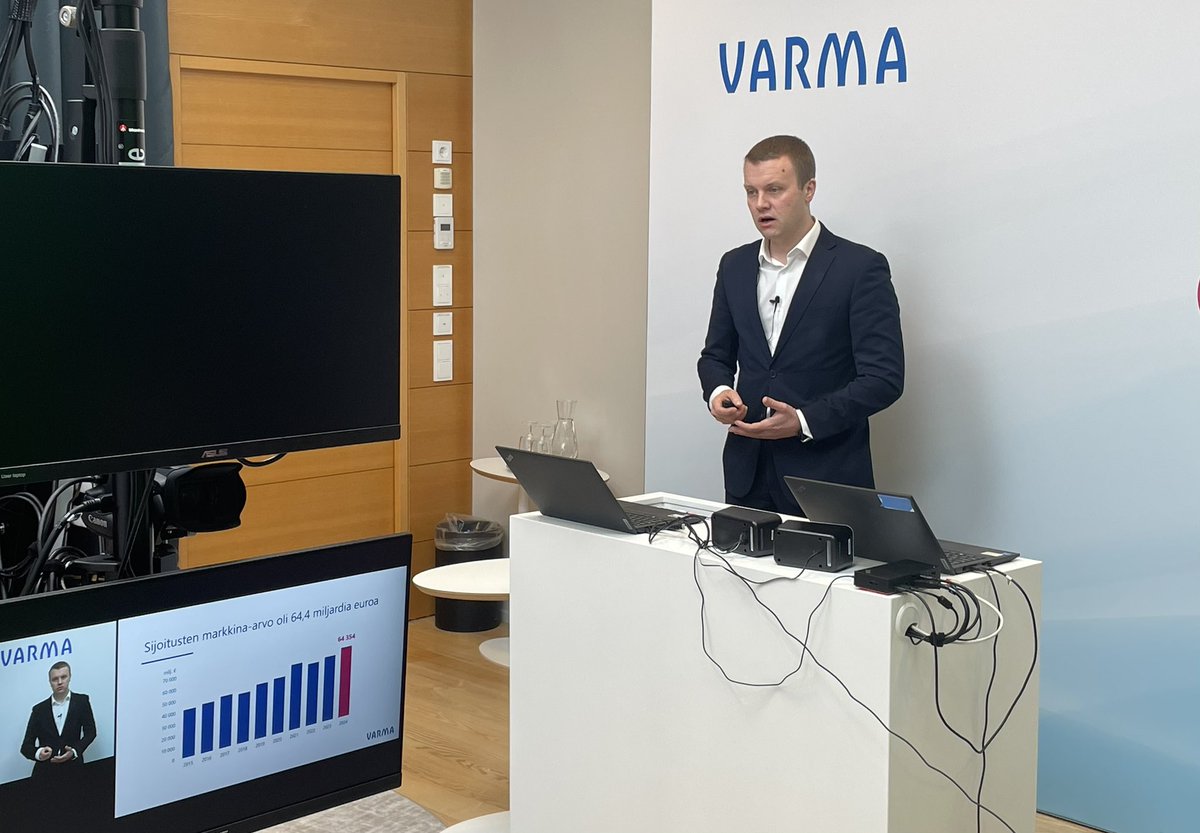 Vahva sijoitusvuosi takana. Iso kuva ei ole viime vuosilta muuttunut: vaikka 2020 jälkeen on ollut turbulenssia, eläketuotot ovat kehittyneet hyvin ja ovat uudessa ennätyksessä. Markus Aho <a href="/varma_tweet/">Työeläkeyhtiö Varma</a> tulosinfossa. #tilinpäätös