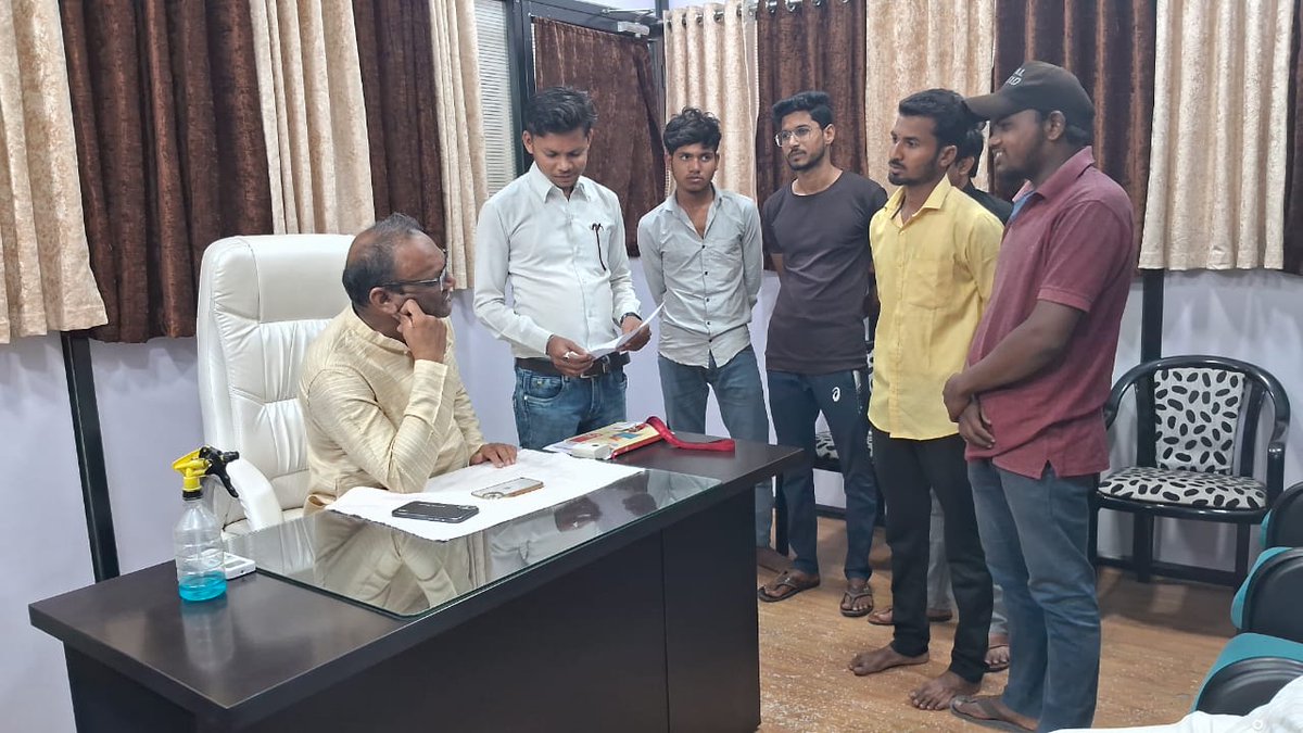आज मुझे मुख्यमंत्री जनसेवा मित्र के पद पर कार्य कर चुके क्षेत्र के युवाओं द्वारा पुनर्नियुक्ती हेतु ज्ञापन सौंपा।

मध्यप्रदेश के पूर्व मुख्यमंत्री <a href="/ChouhanShivraj/">Shivraj Singh Chouhan</a> जी द्वारा प्रदेश के 313 विकासखंडों में  9300 जनसेवा मित्रों को नियुक्त किया गया था।
<a href="/OfficeOfKNath/">Kamal Nath</a> <a href="/NakulKNath/">Nakul Kamal Nath</a>