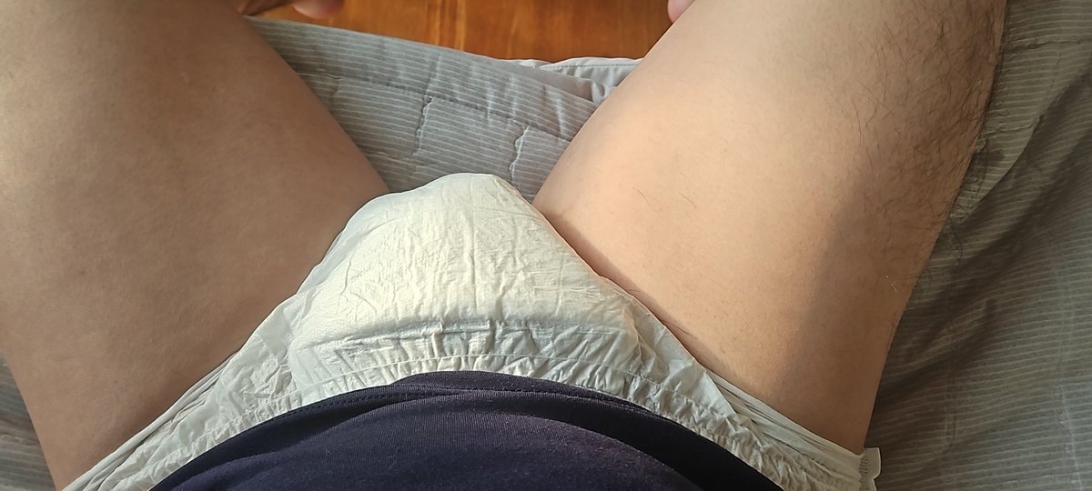 오늘은 팬티형 기저귀 착용샷
근데 살이 많이쪄서 기저귀 터질거 같애