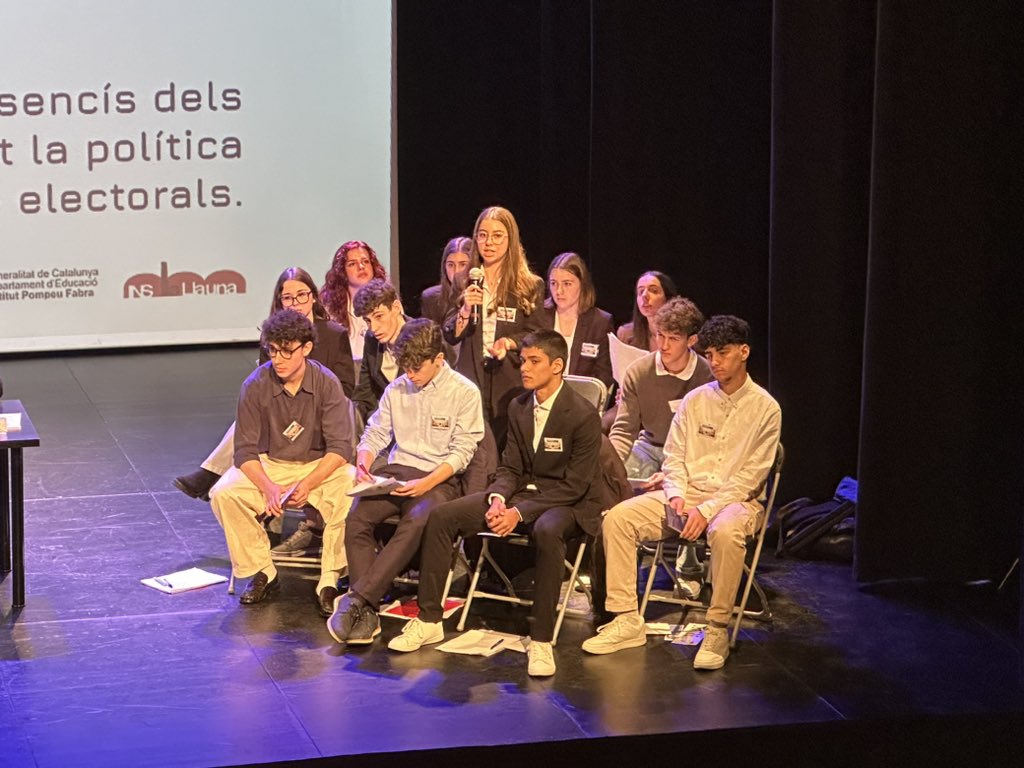 standreu's tweet photo. Les alumnes Carla Solana i Martina Bellido, de #2BAT, van contribuir en l'organització i la redacció de la resolució. Una gran oportunitat per conèixer les institucions que aproven les lleis que ens regeixen! #politica @Europarl_EN https://t.co/TOzgJnNDgA