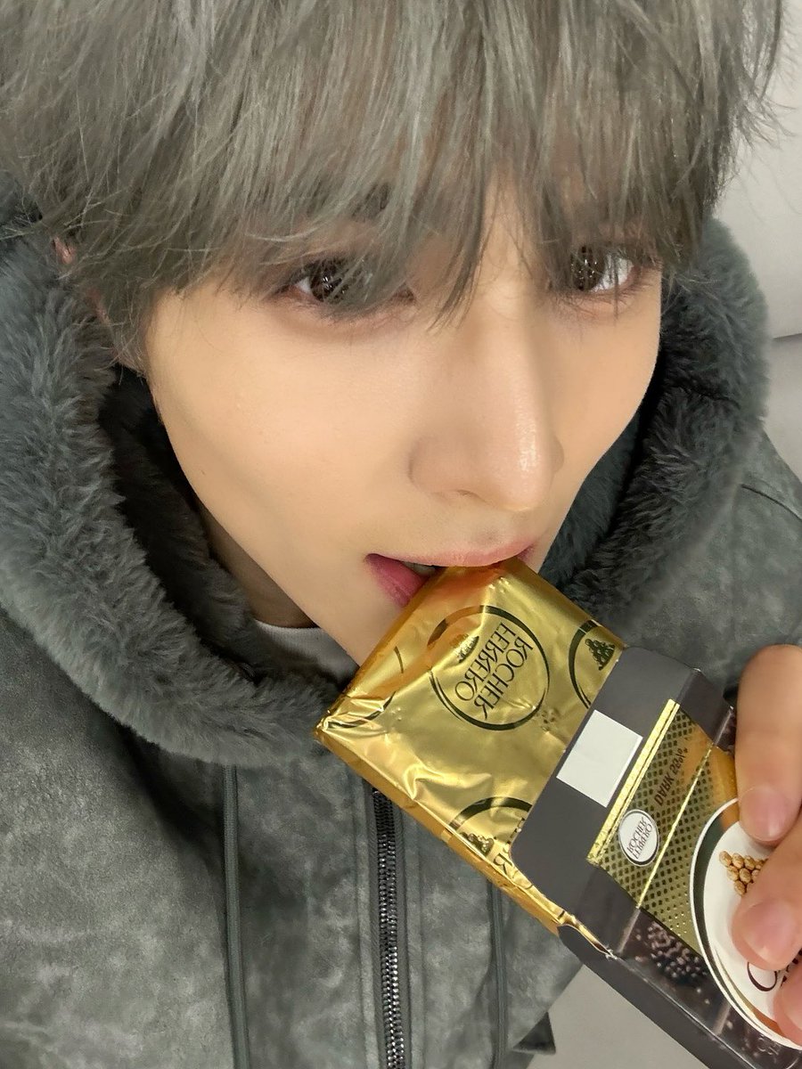 _AMPERSANDONE_'s tweet photo. Happy Valentines Day ANDEAR~ 🍫💝😻

#앰퍼샌드원 #AMPERSANDONE
#마카야 #MACKIAH https://t.co/ilUcHiPQ1a