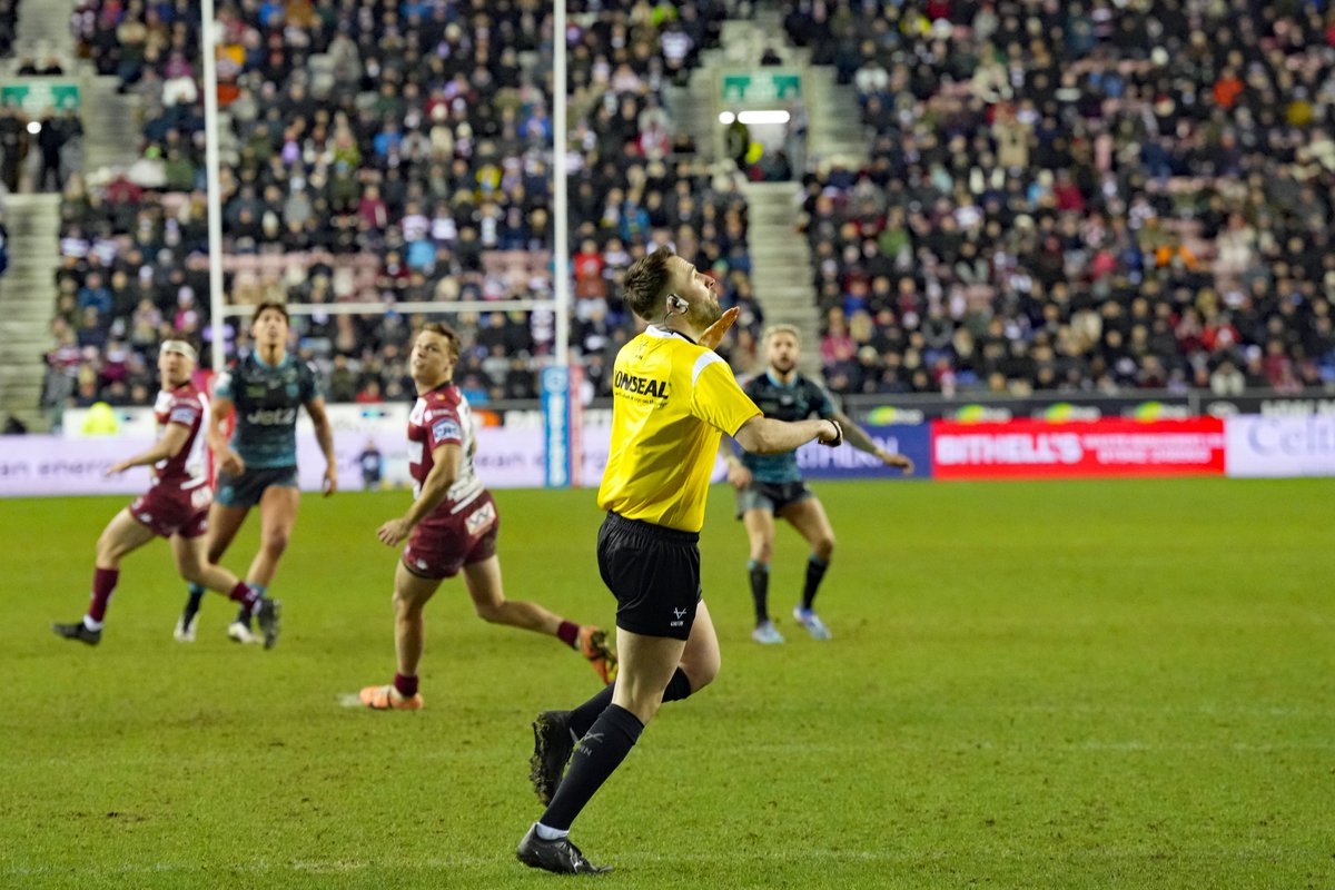 That moment of <a href="/SuperLeague/">Betfred Super League</a>  history when <a href="/gazobrien22/">GOB</a> kicks, <a href="/LeighLeopardsRL/">Leigh Leopards</a> and the world stops and all eyes are on the ball. Liam Moore tracks it, turning as it sails through the posts. GET IN THERE!! Did I here Michael Buffer announce it past the ROAR at our end? No?? Hmmm!