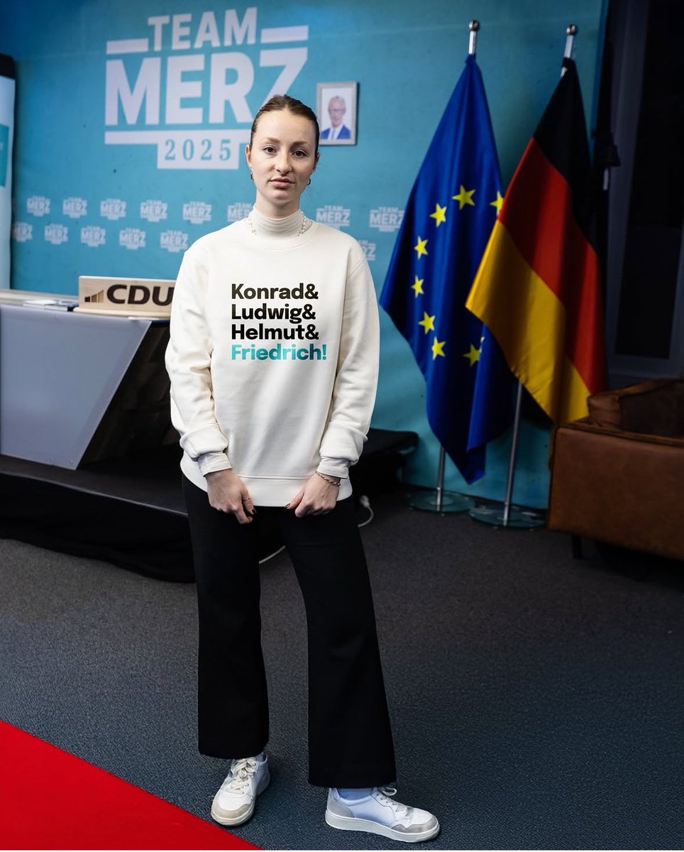 Clara *Optimismusbeauftragte* Nathusius (@cnathusius) on Twitter photo Wann Collab mit der Vogue, oder hat ein Pulli zu viel Stoff? Wann Collab mit der Vogue, oder hat ein Pulli zu viel Stoff?