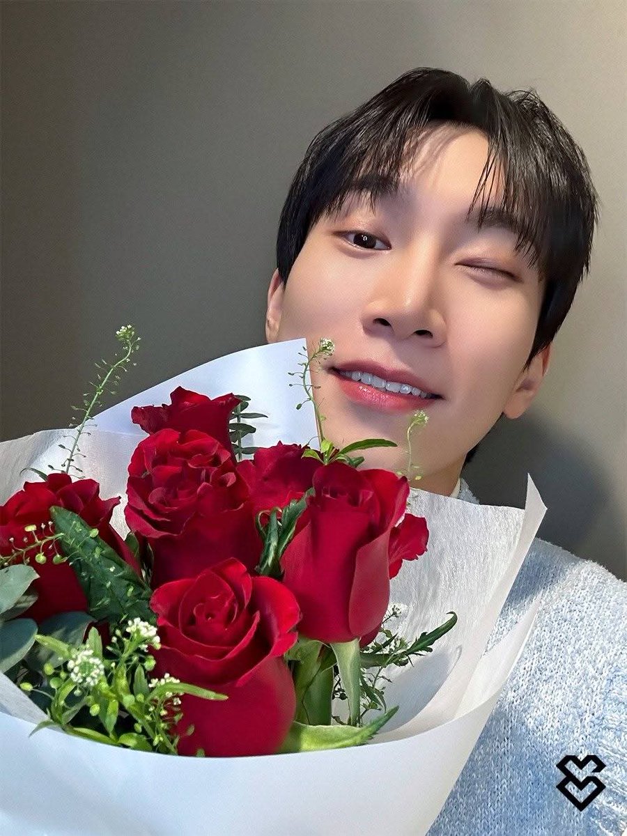 jetzki06's tweet photo. Salamat sa bouquet of roses EK 🥰💙🌹
Kaso pagdating sa akin naging sisiw na 😆❤️🐥

#MelodySelcaDay_ValentinesDayEdition #EunJet https://t.co/4wqwFSrDo0