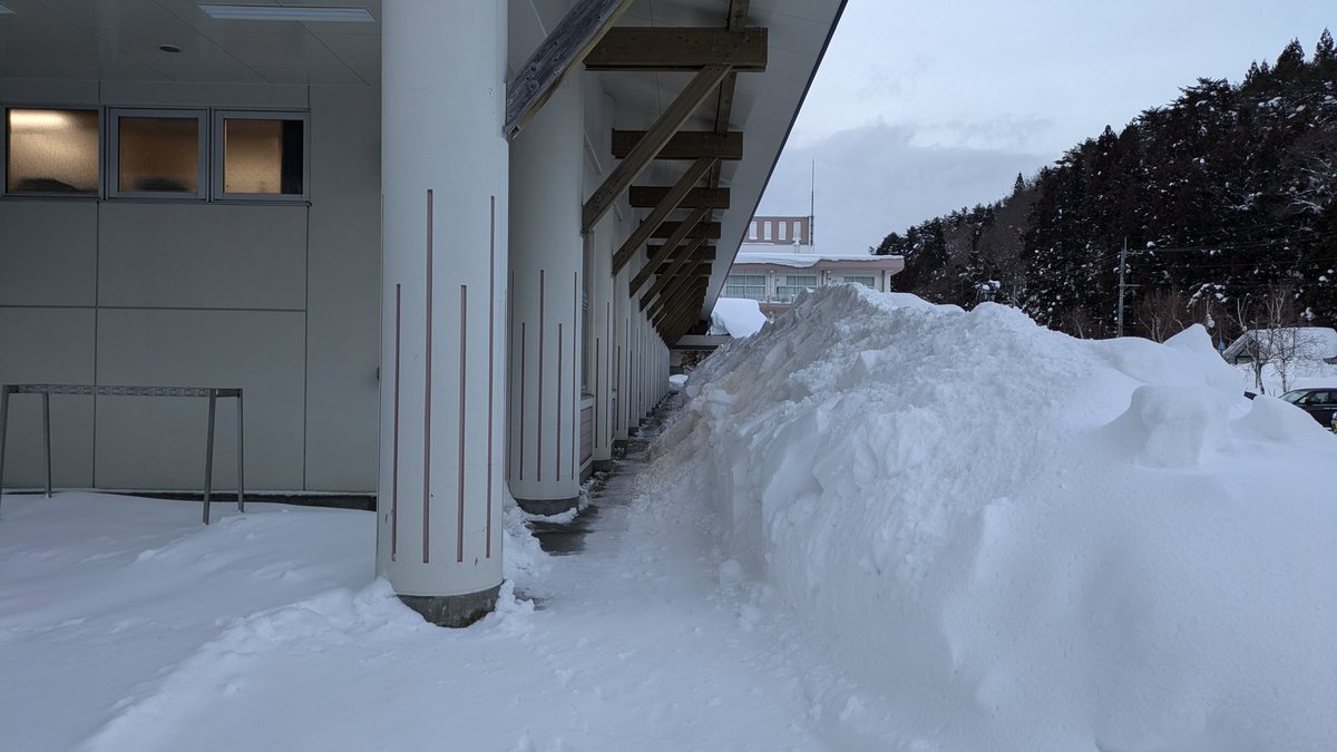 pechan95382518's tweet photo. 郡山市湖南町〜小中学校が雪山で見えません!用務員さんや先生は方、除雪の方が頑張ってくれていますが窓が塞がり教室が暗いです!狭い通路を通って登下校しています！湖南も郡山なので行政なんとかお願いします!
#空ネット https://t.co/og5hpm2DgE