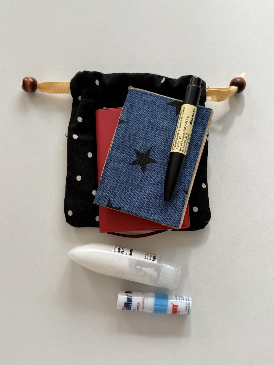 집에 쌓이고 쌓인 종이 쇼핑백을 작게 잘라 미니 노트로 만들었다. 좋아하는 천을 붙여서 표지로 쓰기!
이건 취미 노트로 써야겠어 ~ 뭘 만들고 어떤 취미 생활을 했는지 기록해봐야겠다 ✍️