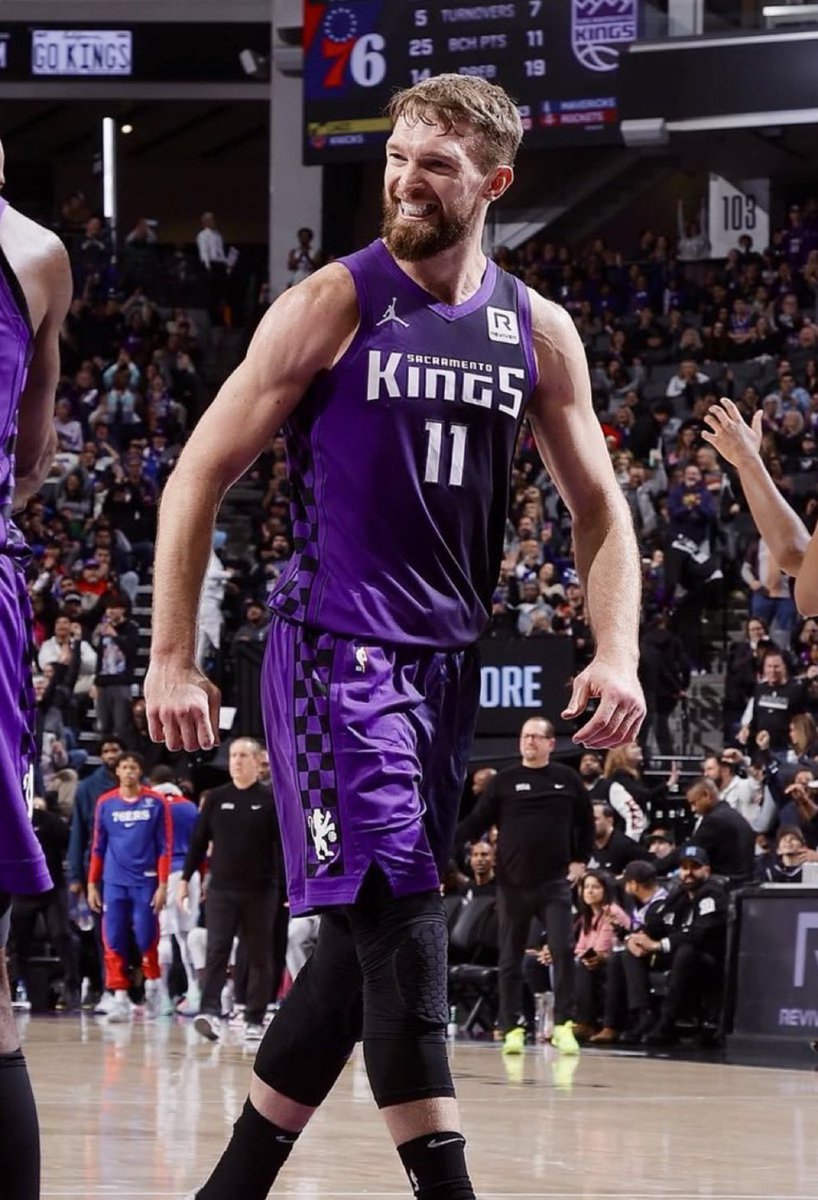 TheHoopCentral's tweet image. DOMANTAS SABONIS TONIGHT:

22 POINTS
28 REBOUNDS 
5 ASSISTS 
10/16 FGM

28 REBOUNDS IS INSANE. 🤯