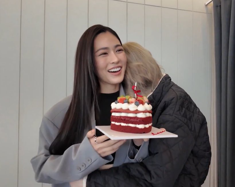 blueorms's tweet photo. LING SURPRISING ORM FOR VALENTINES  WITH A CAKE 😭😭😭😭 https://t.co/fB1V94BSH7