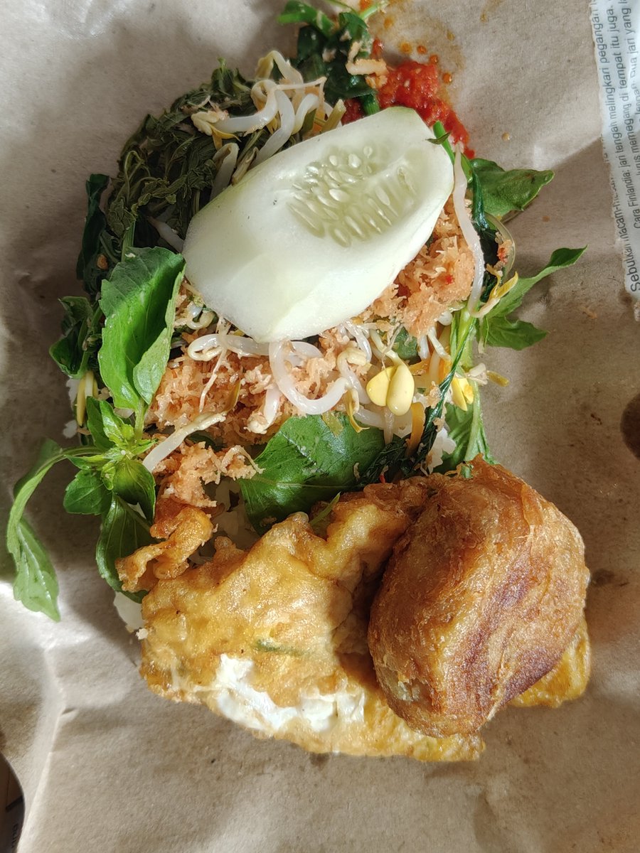 Jadah bakar Rp2.500
Burjo Rp2.500
Nasi bandeng Rp2.500
Nasi gudangan + telor + perkedel Rp13.000

Sebenernya Kota Solo ini paling ideal buat kota pensiun. Dengan biaya hidup murah tp fasum kotanya lengkap, transum ada, semua ada, dan akses ke kota lain juga mudah.