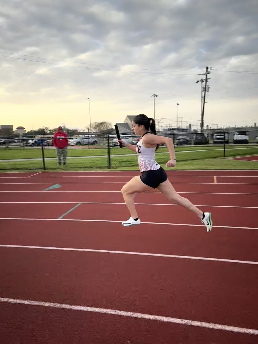 serenityy2010's tweet photo. highlights from my meet today!
1st🥇- long jump (14’6)
2nd🥈- 4x1
3rd🥉- 4x2
2nd in heat in open 200 with a time of 30.05 https://t.co/U4CSbj8k95