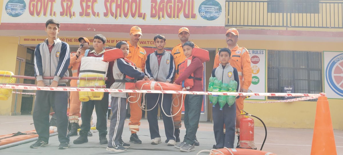 14 BN NDRF conducted a School safety program (SSP) at Govt. Senior secondary school Bagipul, District - Kullu (HP) on Dated 13 Feb 2025. Beneficiaries -  17 Teachers 05 Non-Teaching Staff and 114 Students. <a href="/PIBShimla/">PIB in Himachal Pradesh</a> <a href="/PIB_India/">PIB India</a>