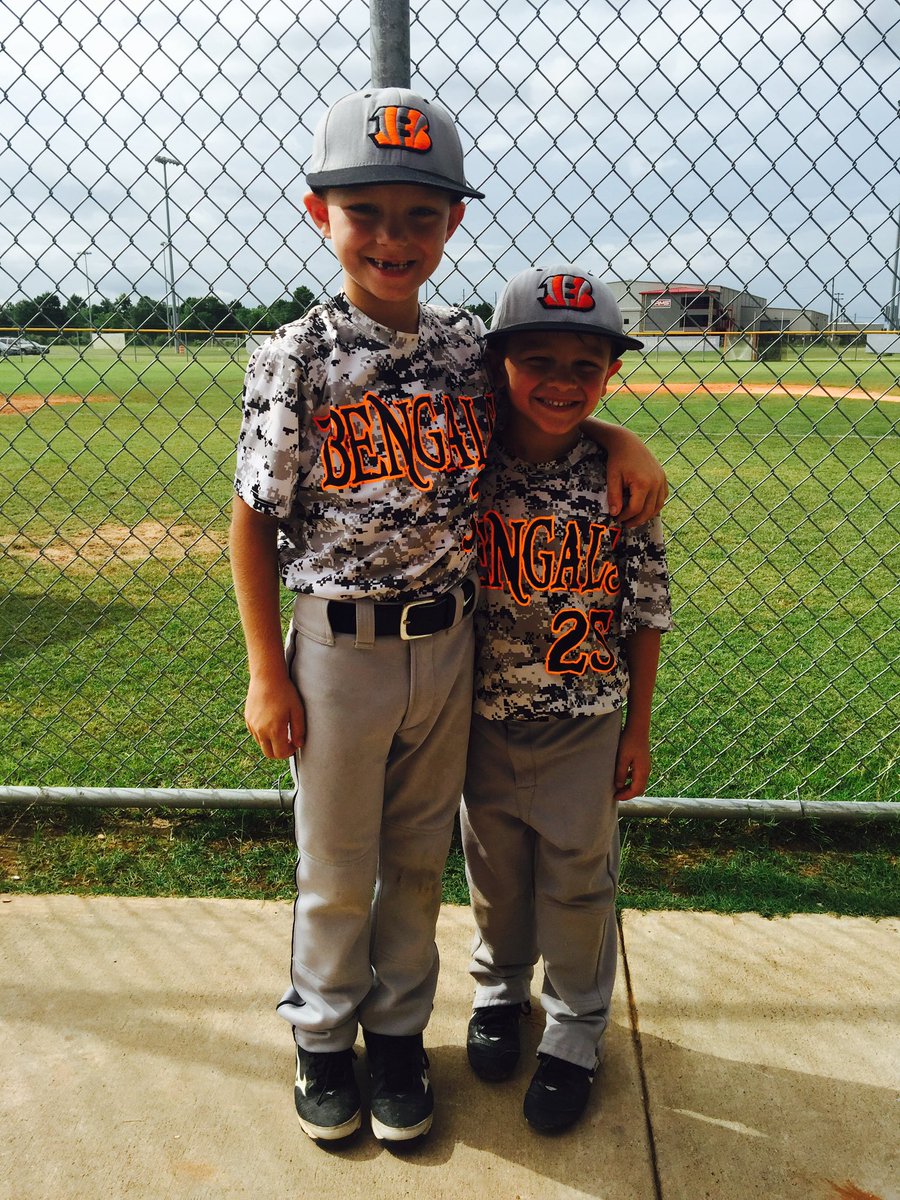 StefLove827's tweet photo. When childhood best friends reunite on the ball field. Man, I love this game! BWood vs Alvin Varsity scrimmage. @molove_412 #SS #TimesTwo โฅ๏ธโพ๏ธ https://t.co/uSADIslDfJ