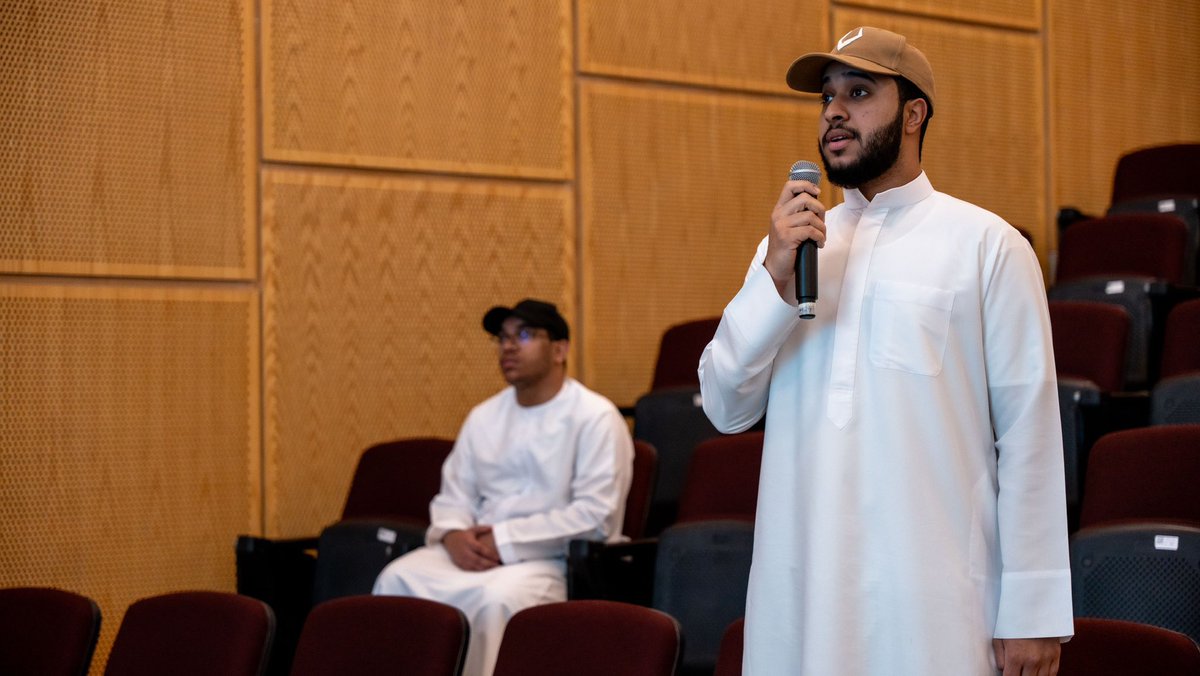 نظم قسم الإعلام وصناعات الإبداعية ورشة تدريبية مميزة حول فن الإلقاء ومواجهة الجمهور، قدمها الإعلامي هزاع الشرياني. ناقشت الورشة تقنيات الإلقاء الفعّالة، وتحدّت الطلبة لاستكشاف مهاراتهم في هذا المجال، مما يعزز قدرتهم على التأثير والتواصل مع الجمهور بثقة واحترافية.