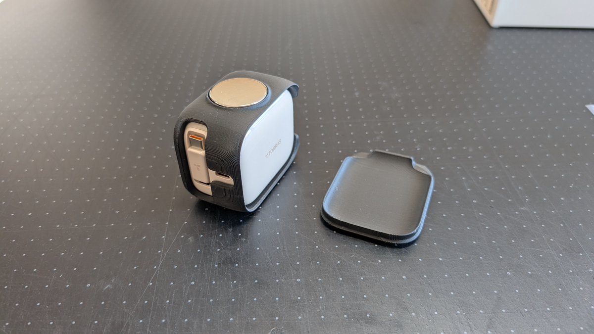 wiredesigncc's tweet image. リール式の充電器ホルダーを試作中。

Flexispotのレールに貼り付けられるようにしてみました。しっかりくっつく磁石の選定やレイアウトに難儀していましたが円形タイプ3mm厚を中央に配置することで落ち着きそうです。

ご意見ご要望もお待ちしております！