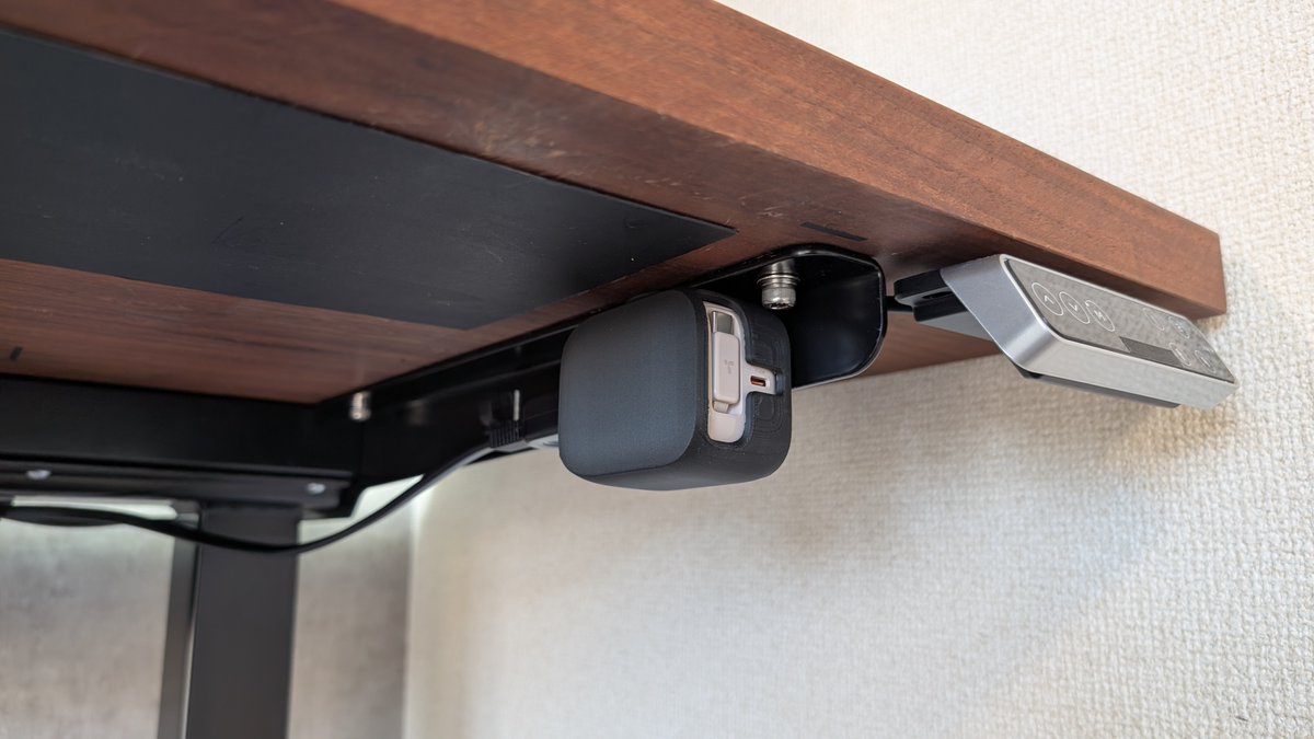 wiredesigncc's tweet image. リール式の充電器ホルダーを試作中。

Flexispotのレールに貼り付けられるようにしてみました。しっかりくっつく磁石の選定やレイアウトに難儀していましたが円形タイプ3mm厚を中央に配置することで落ち着きそうです。

ご意見ご要望もお待ちしております！