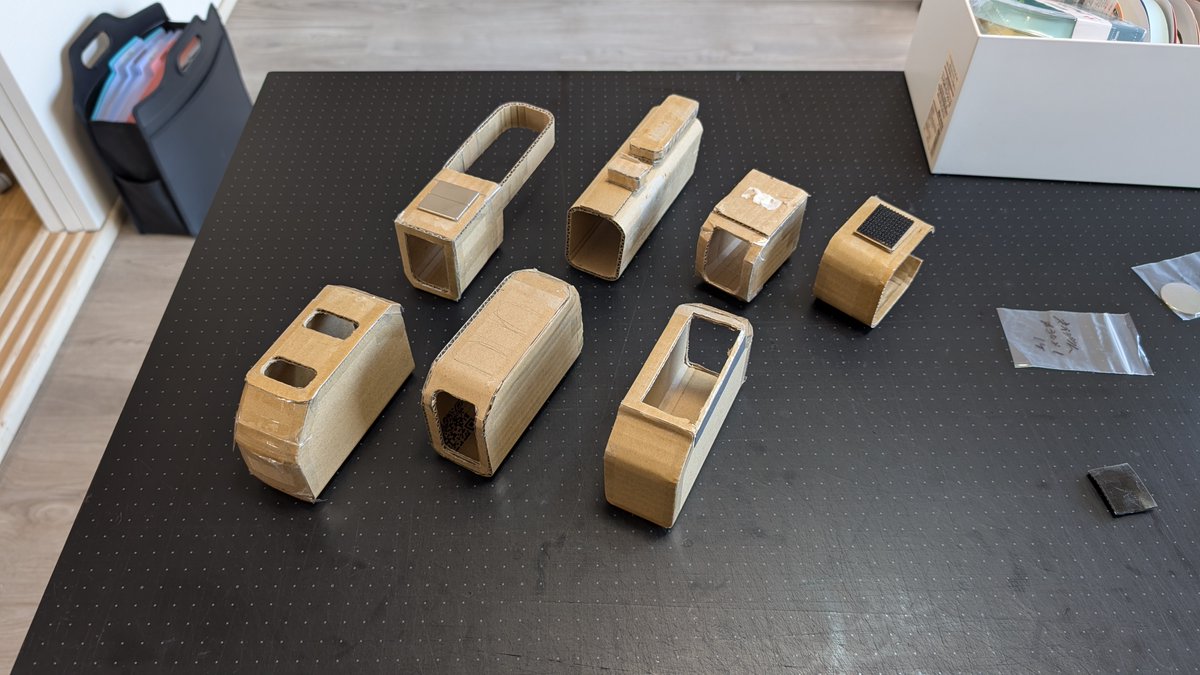 wiredesigncc's tweet image. リール式の充電器ホルダーを試作中。

Flexispotのレールに貼り付けられるようにしてみました。しっかりくっつく磁石の選定やレイアウトに難儀していましたが円形タイプ3mm厚を中央に配置することで落ち着きそうです。

ご意見ご要望もお待ちしております！