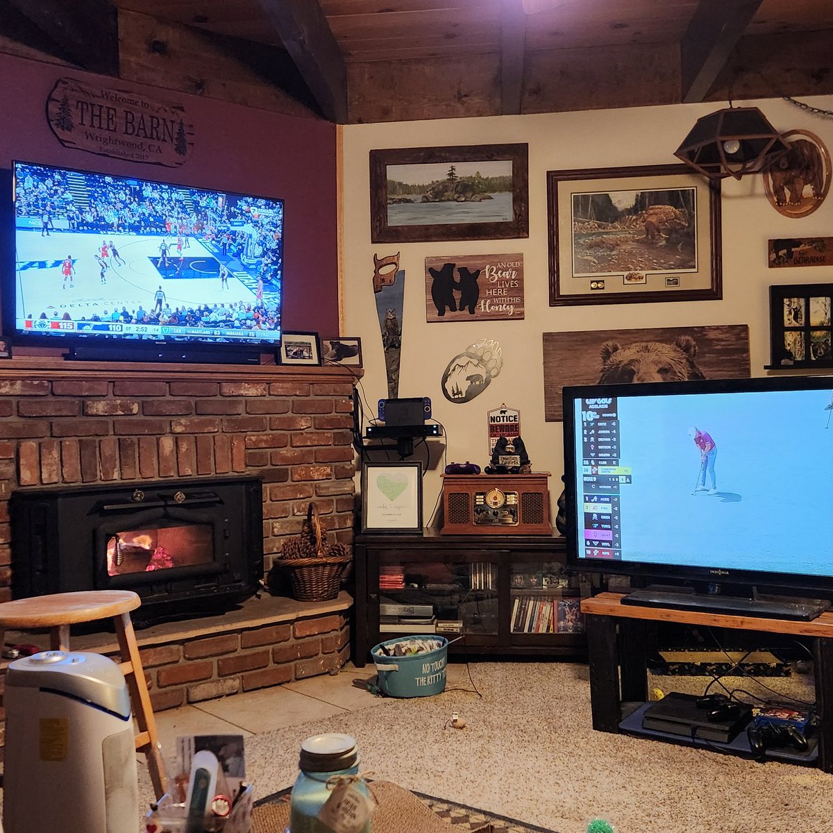JustThinkRed's tweet photo. @LAClippers basketball and @livgolf_league at the same time! Head on a swivel! #livadelaide #GoClipsGo @GeenoEvel86 https://t.co/BJ4Otkuwaz