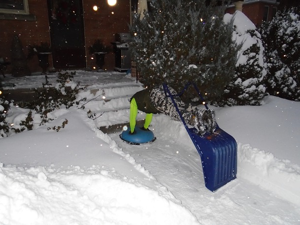 joshuaeeriksen's tweet image. In the city, using snowshovel with bosuball, go for a 3 set 39 rep weighted declined plank suspension pushups then add progressive resistance overload for desired effect. #Proverbs14:23-24 #stayingalivein2025 #fattofitnoquit #fightyoflight #fababs #icanucantoo #generationjoshua