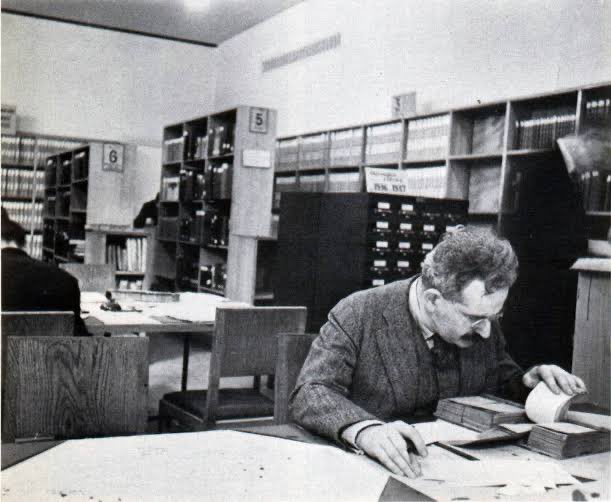 “La palabra pronunciada conquista todo pensamiento, pero la palabra escrita lo gobierna.” Walter Benjamin