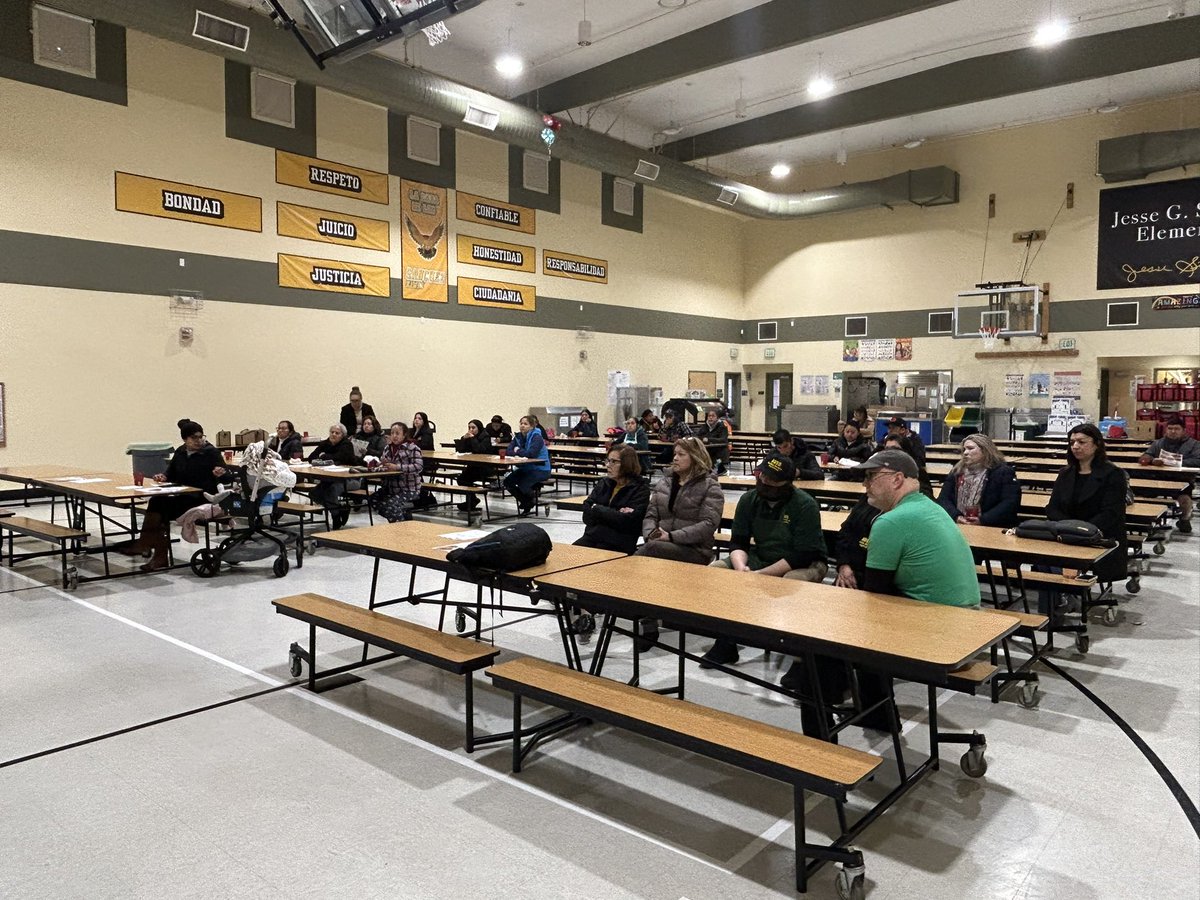 JesseElementary's tweet photo. We had a fantastic turnout at this morning’s wellness meeting! Parents appreciated the Blue Zone presentation on healthy eating and loved Chef Michael’s delicious salad demonstration. Go Hawks! https://t.co/xnR1J5zxb5