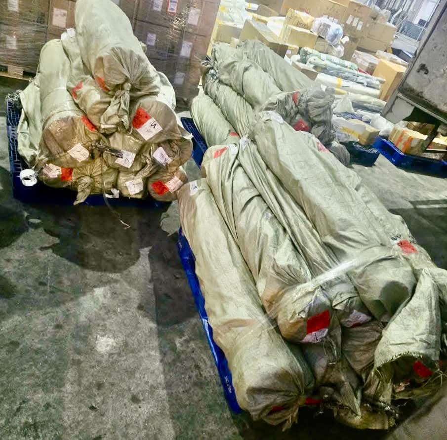 Hàng cây vải gửi đi bay, anh chị cần gửi hàng đi bay nội địa và quốc tế, nhắn em hỗ trợ xử lý nhanh chóng. 
Lấy tận nơi, giao tận tay.

Mail: contact@baovietexpress.com
Sdt/zalo: 0962443652.