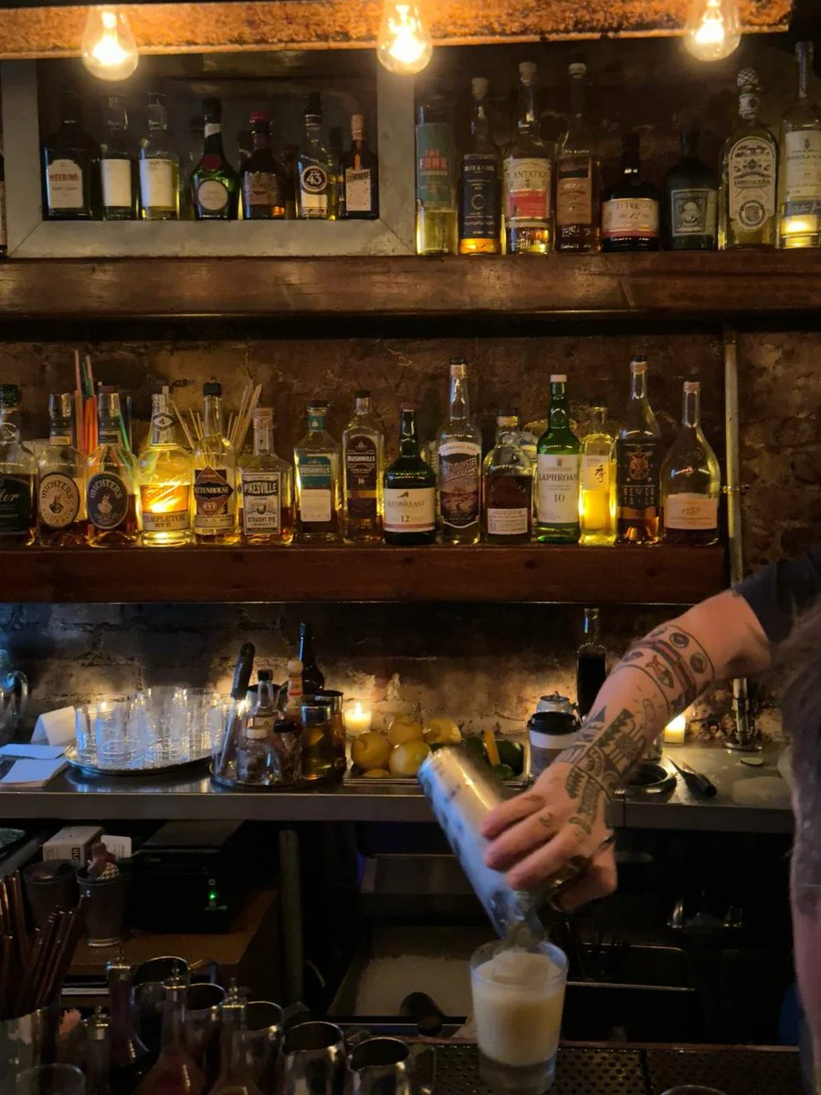 A night at the bar, the art of the bartender, a surprise in every sip