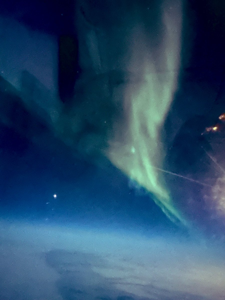 K8415Y's tweet photo. 人生初めてのオーロラ
まさか飛行機から見えるとは✈️
教えてくれたCAさんに感謝🥲
起きててよかったー https://t.co/73banIc2Ja