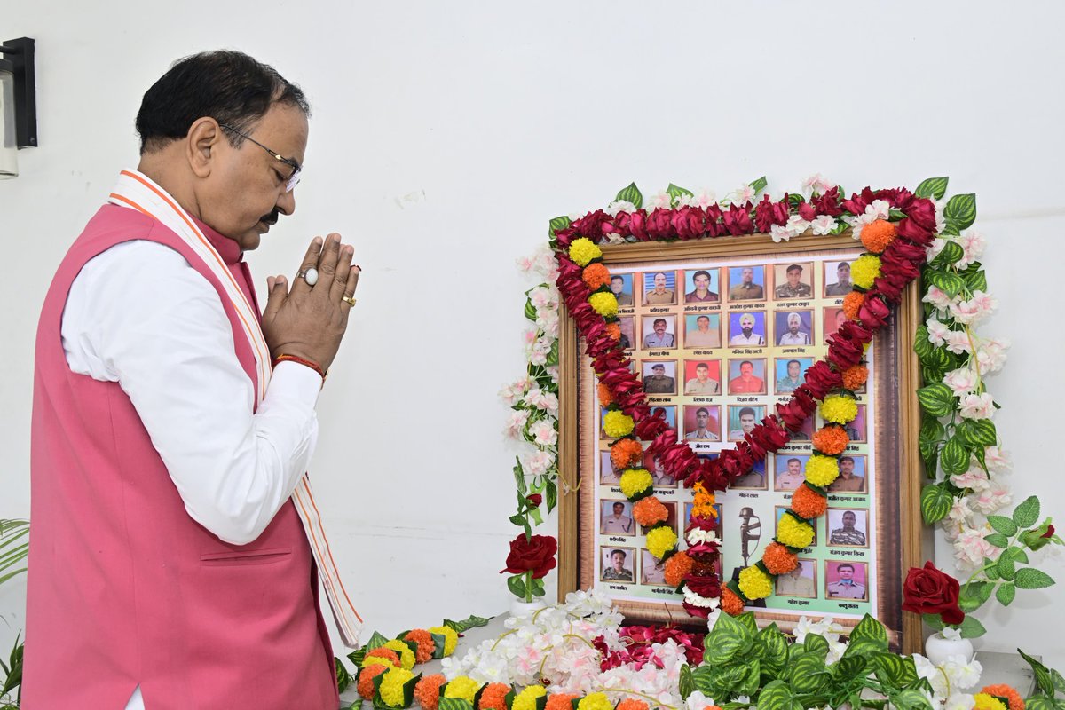 kpmaurya1's tweet image. आज लखनऊ के सात कालिदास मार्ग स्थित सरकारी आवास पर 14 फरवरी 2019 को जम्मू-कश्मीर के पुलवामा में हुए कायरतापूर्ण आतंकी हमले में शहीद मां भारती के वीर सपूतों के स्मृति चित्र पर पुष्पांजलि अर्पित कर उनके अदम्य साहस, शौर्य और बलिदान को नमन कियाI
 
आपकी वीरता हमें आतंकवाद को जड़ से…
