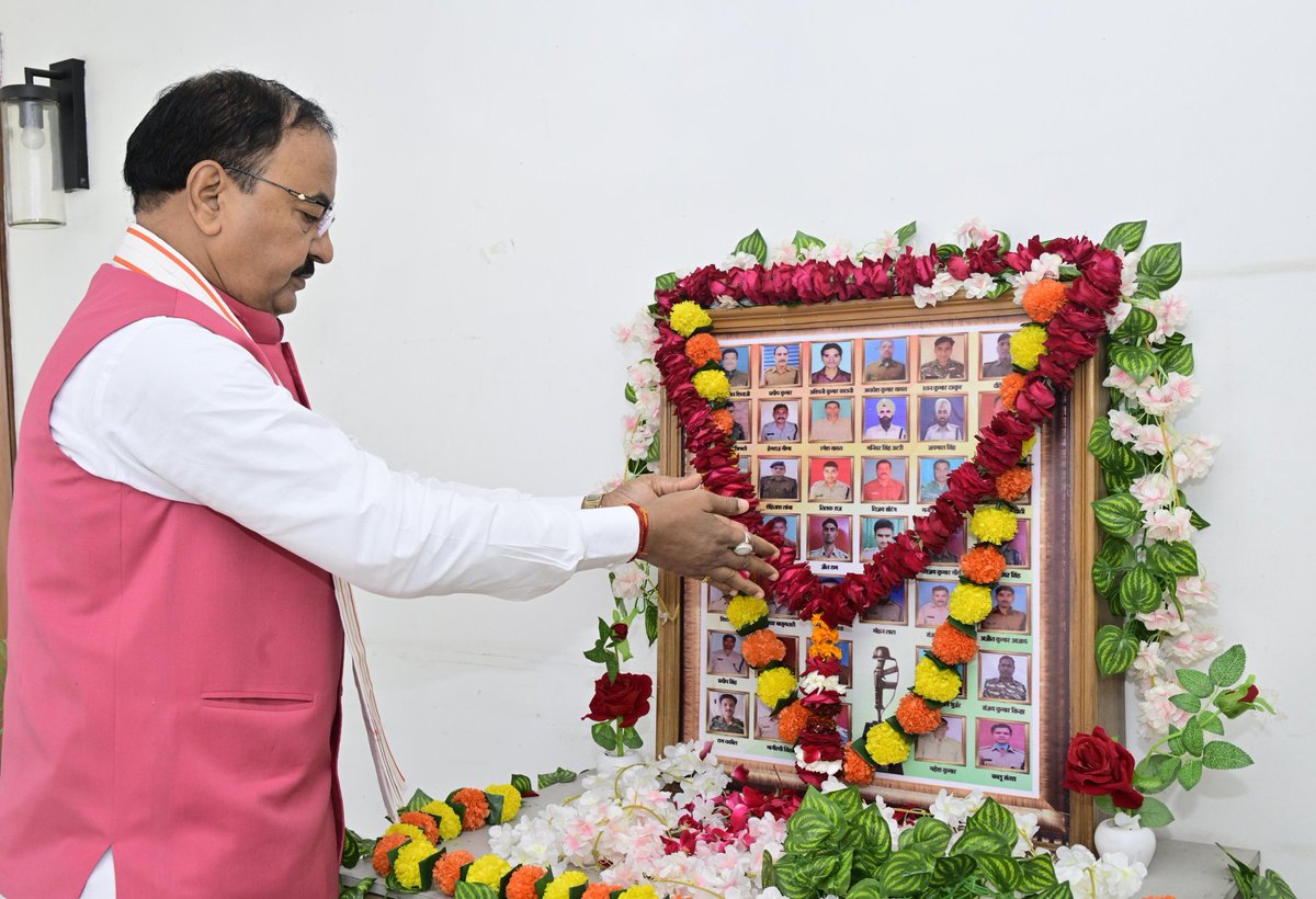 kpmaurya1's tweet image. आज लखनऊ के सात कालिदास मार्ग स्थित सरकारी आवास पर 14 फरवरी 2019 को जम्मू-कश्मीर के पुलवामा में हुए कायरतापूर्ण आतंकी हमले में शहीद मां भारती के वीर सपूतों के स्मृति चित्र पर पुष्पांजलि अर्पित कर उनके अदम्य साहस, शौर्य और बलिदान को नमन कियाI
 
आपकी वीरता हमें आतंकवाद को जड़ से…