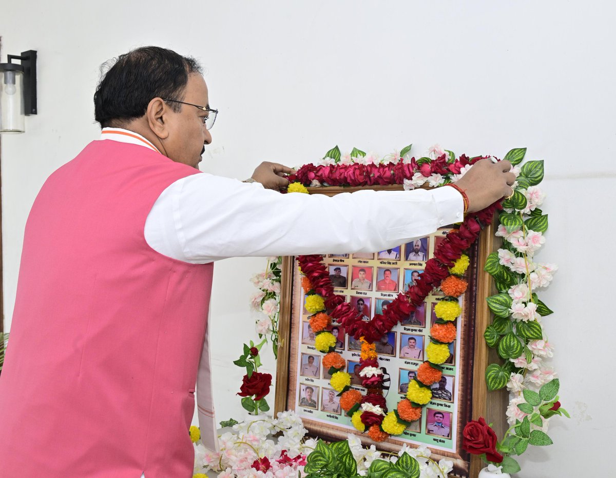 kpmaurya1's tweet image. आज लखनऊ के सात कालिदास मार्ग स्थित सरकारी आवास पर 14 फरवरी 2019 को जम्मू-कश्मीर के पुलवामा में हुए कायरतापूर्ण आतंकी हमले में शहीद मां भारती के वीर सपूतों के स्मृति चित्र पर पुष्पांजलि अर्पित कर उनके अदम्य साहस, शौर्य और बलिदान को नमन कियाI
 
आपकी वीरता हमें आतंकवाद को जड़ से…