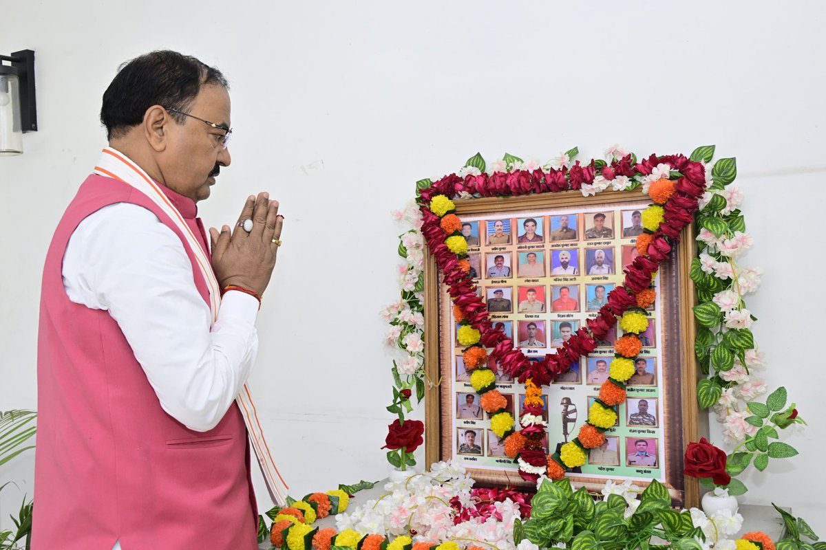 kpmaurya1's tweet image. आज लखनऊ के सात कालिदास मार्ग स्थित सरकारी आवास पर 14 फरवरी 2019 को जम्मू-कश्मीर के पुलवामा में हुए कायरतापूर्ण आतंकी हमले में शहीद मां भारती के वीर सपूतों के स्मृति चित्र पर पुष्पांजलि अर्पित कर उनके अदम्य साहस, शौर्य और बलिदान को नमन कियाI
 
आपकी वीरता हमें आतंकवाद को जड़ से…