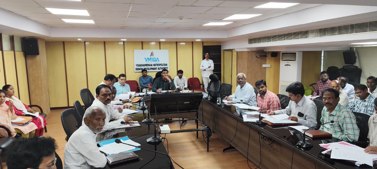 vmrdaofficial's tweet image. Planning and Technical Departments Review
At Yesterday's review meeting of the Planning Department held at the VMRDA Conference Hall
#VMRDAUpdates #PlanningReview #TechnicalDepartment #HelicopterMuseum #MLCP #Cheemalapalli #UrbanDevelopment #Visakhapatnam #siripuram #VMRDA
