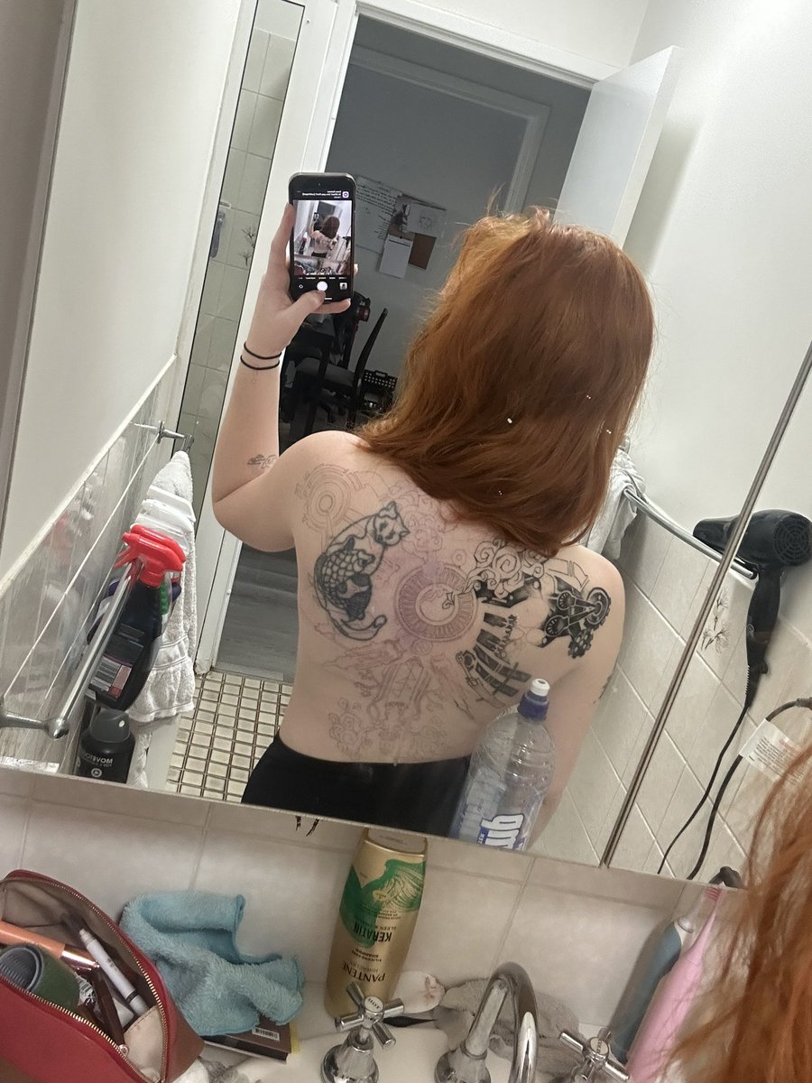 Now that the blue has gone here is the stencil! We’ve got the hexcore anomaly on each shoulder (#jayvik bbys) Mel’s face marks on my neck, Kirraman house crest where the keys are, Ekko’s weapon around the center and the clouds will be blue for Jinx 💕 #vi #vitattoo #arcane