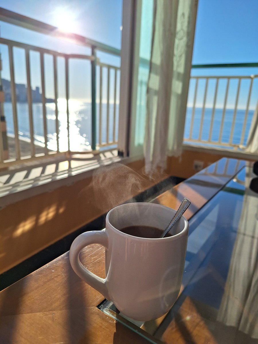 Goedemorgen, altijd genieten van zo'n eerste kop koffie ☕️ van de dsg.