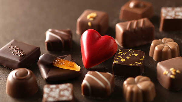 SigniaJapan's tweet photo. 🎀✨バレンタインデーに耳よりなチョコ情報✨🎀
「チョコレートで聴力ケア？🍫👂」実は健康効果が高いと注目が集めている「高カカオチョコレート」、耳にも優しいって知ってましたか？
👇チョコレートに含まれる成分
💝カカオポリフェノールが内耳を保護
💝亜鉛が耳の健康をサポート
なんていう内容の研究も行われています。もちろん食べ過ぎは禁物です😆
詳細はこちらhttps://t.co/vsxICci3dc
このバレンタインデーは、大切な人にチョコレートを贈りながら、「いつまでも私の声を聞き逃さないでね」なんてメッセージを添えてみては？💕
#シグニア #補聴器 #耳 #聞こえ #難聴 #聴覚障害 #聴力 #バレンタイン #チョコレート #高カカオ #健康 #ダークチョコレート #亜鉛 #ポリフェノール #耳に優しい #健康豆知識 #愛のメッセージ