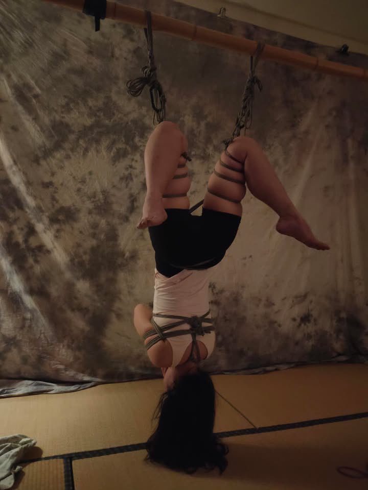 好M！（我說的是腳😂）

每次都可以解鎖新的扭曲方式耶🤭

R/P: <a href="/ZZ_zzip/">ZZ</a>