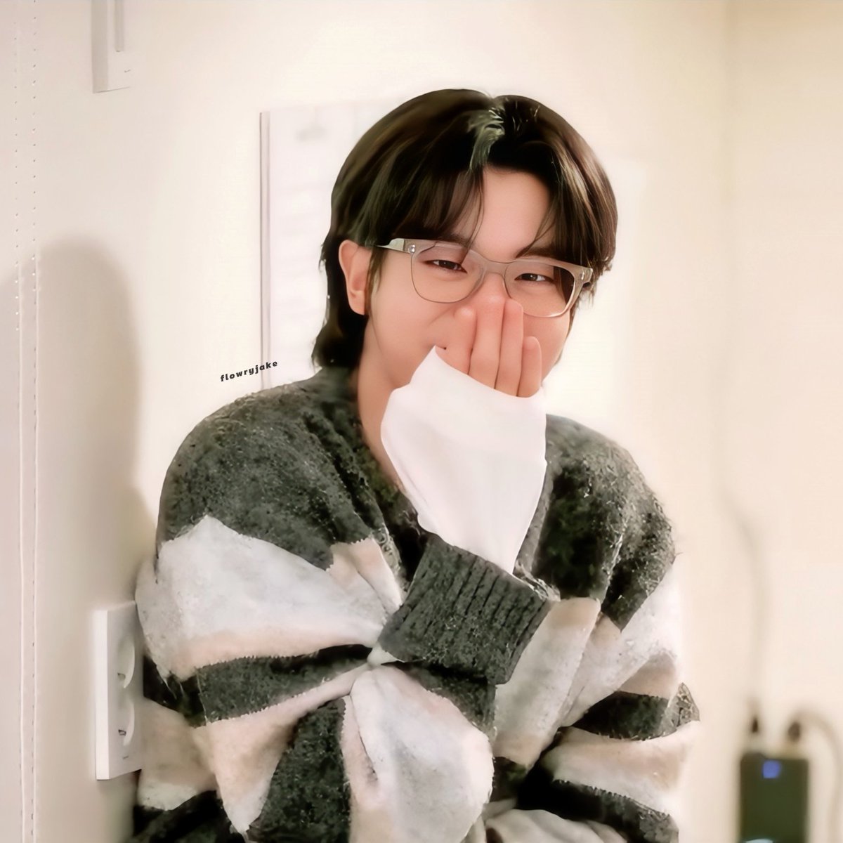 flowryjake's tweet photo. #제이크 #JAKE 👓🤏🏻 https://t.co/PCYm3AGTip
