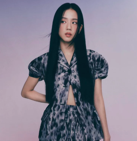 AboutMusicYT's tweet photo. Jisoo is trending at #1 on MelOn Real-Time search. https://t.co/eu9volstoc
